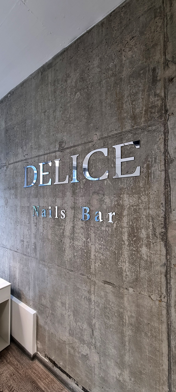 Nesvětelná písmena a loga Delice Nails Bar